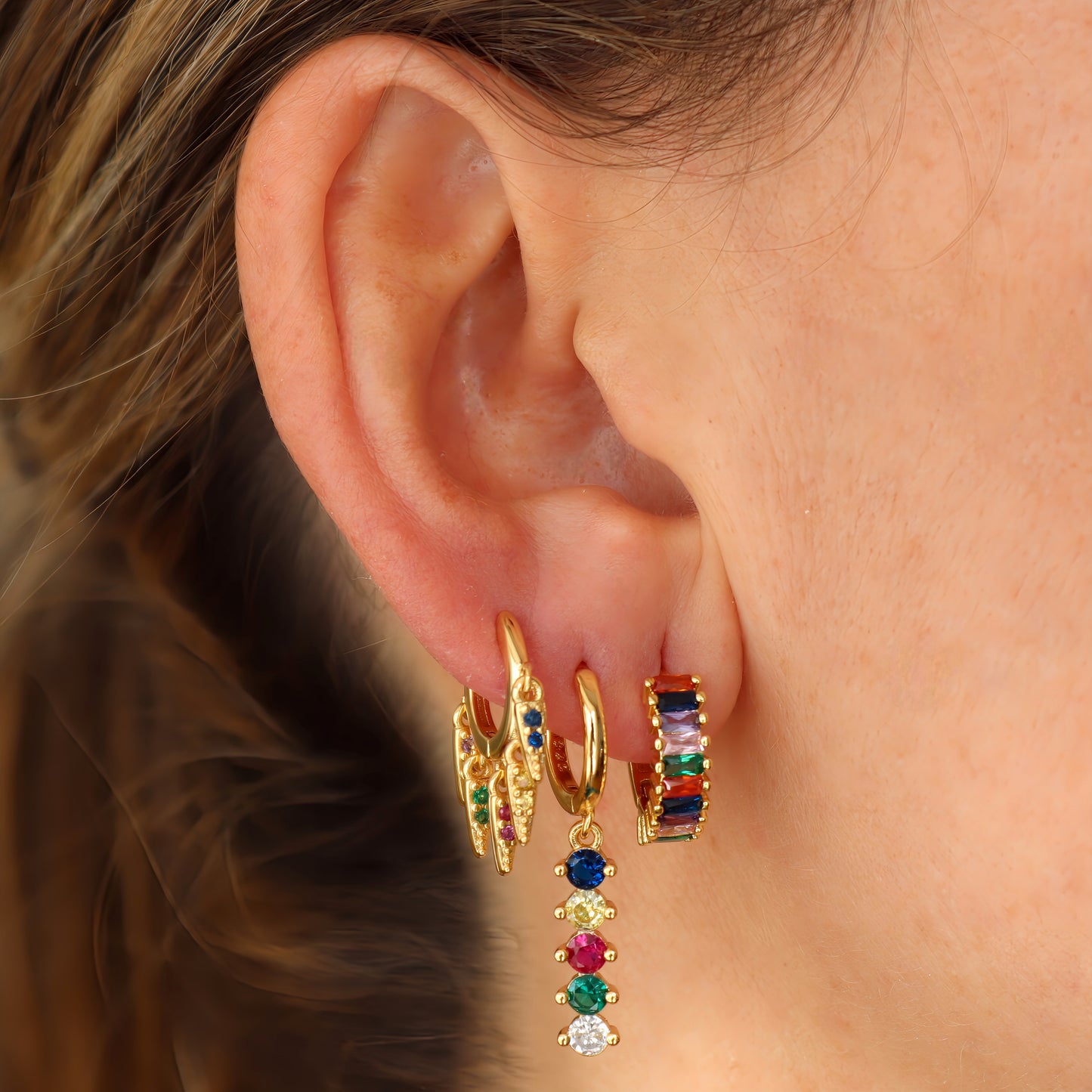 PENDIENTES AINHOA. Aros en Plata de Ley 925 bañados en oro con estalactitas de piedras de colores y cierre de tuerca