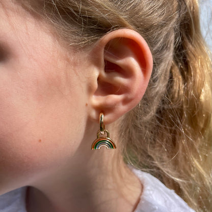 PENDIENTES PAZ. Aros de cobre bañado en oro de 18k con colgante de arcoíris ideales para niñas