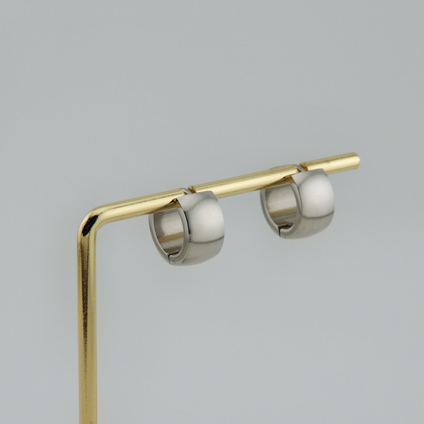 PENDIENTES SABELA. Aros pequeños de acero inoxidable en color plata