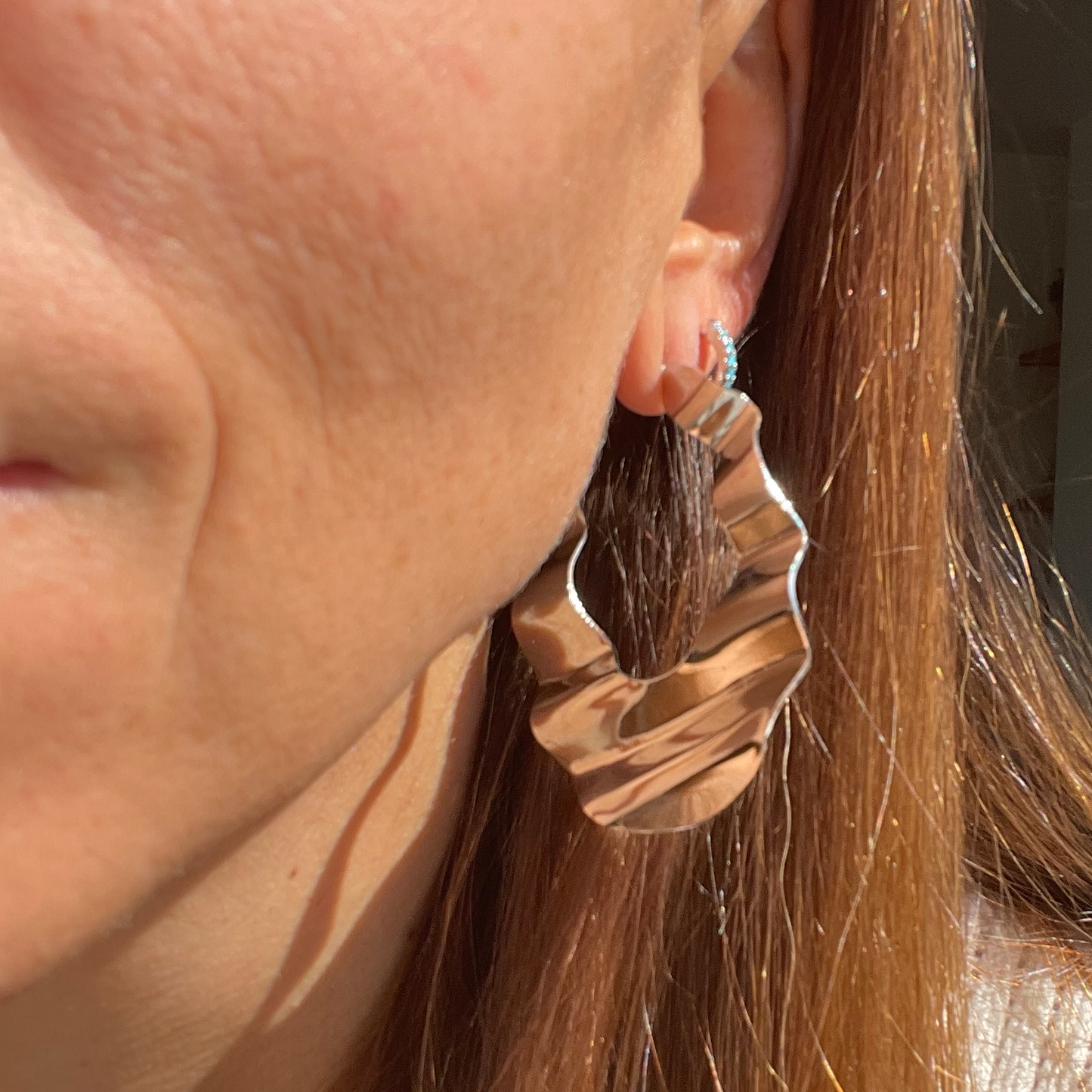 PENDIENTES AMANDA. Aros planos con cierre de tuerca en color plata