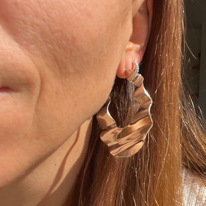 PENDIENTES AMANDA. Aros planos con cierre de tuerca en color plata