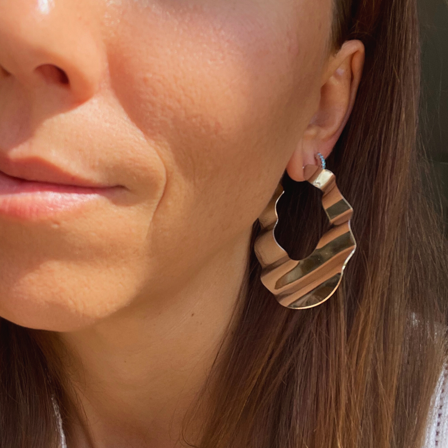 PENDIENTES AMANDA. Aros planos con cierre de tuerca en color plata