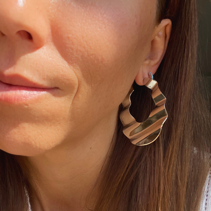 PENDIENTES AMANDA. Aros planos con cierre de tuerca en color plata