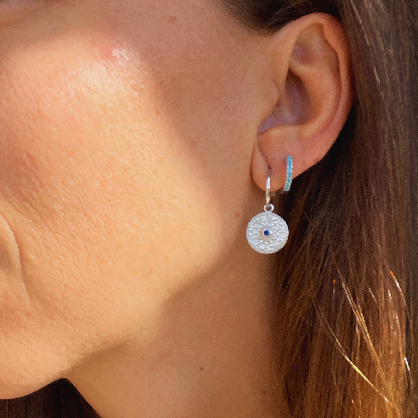 PENDIENTES CATALINA. Aros en Plata de Ley 925 con medalla