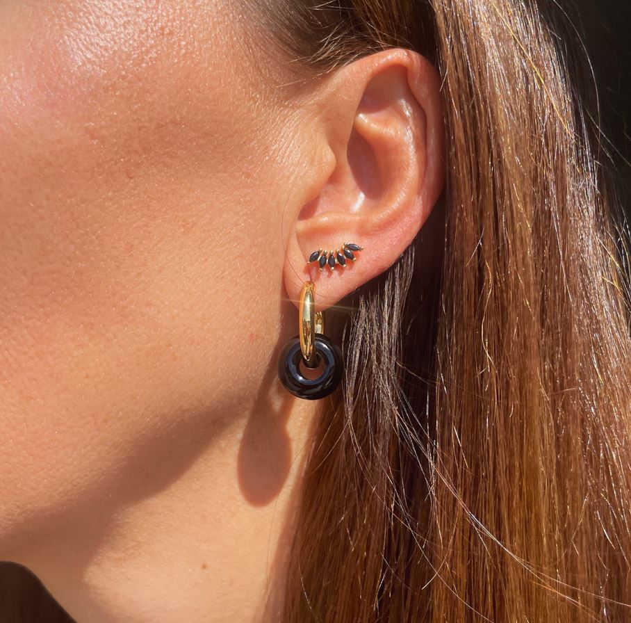 PENDIENTES MATILDA. Aros de cobre bañados en oro de 18k y colgante de piedra natural negra