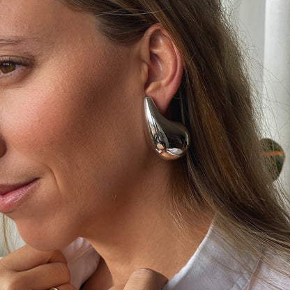 PENDIENTES PAULINA. Pendientes en forma de gota en color plata