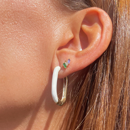 PENDIENTES CAMELIA. Aros rectangulares y dorados esmaltados en color blanco