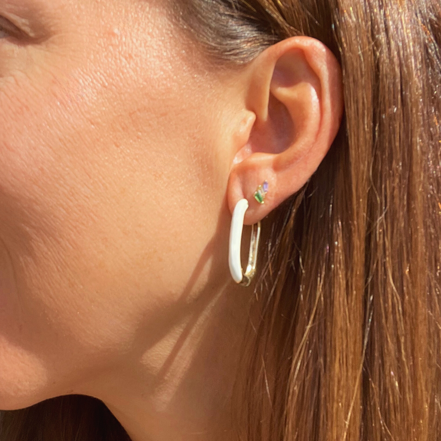 PENDIENTES CAMELIA. Aros rectangulares y dorados esmaltados en color blanco