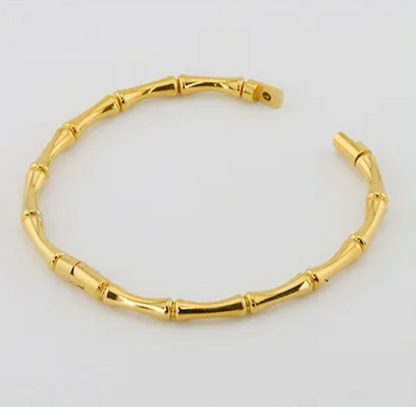 BRAZALETE VALLE. Brazalete rígido de acero inoxidable bañado en oro
