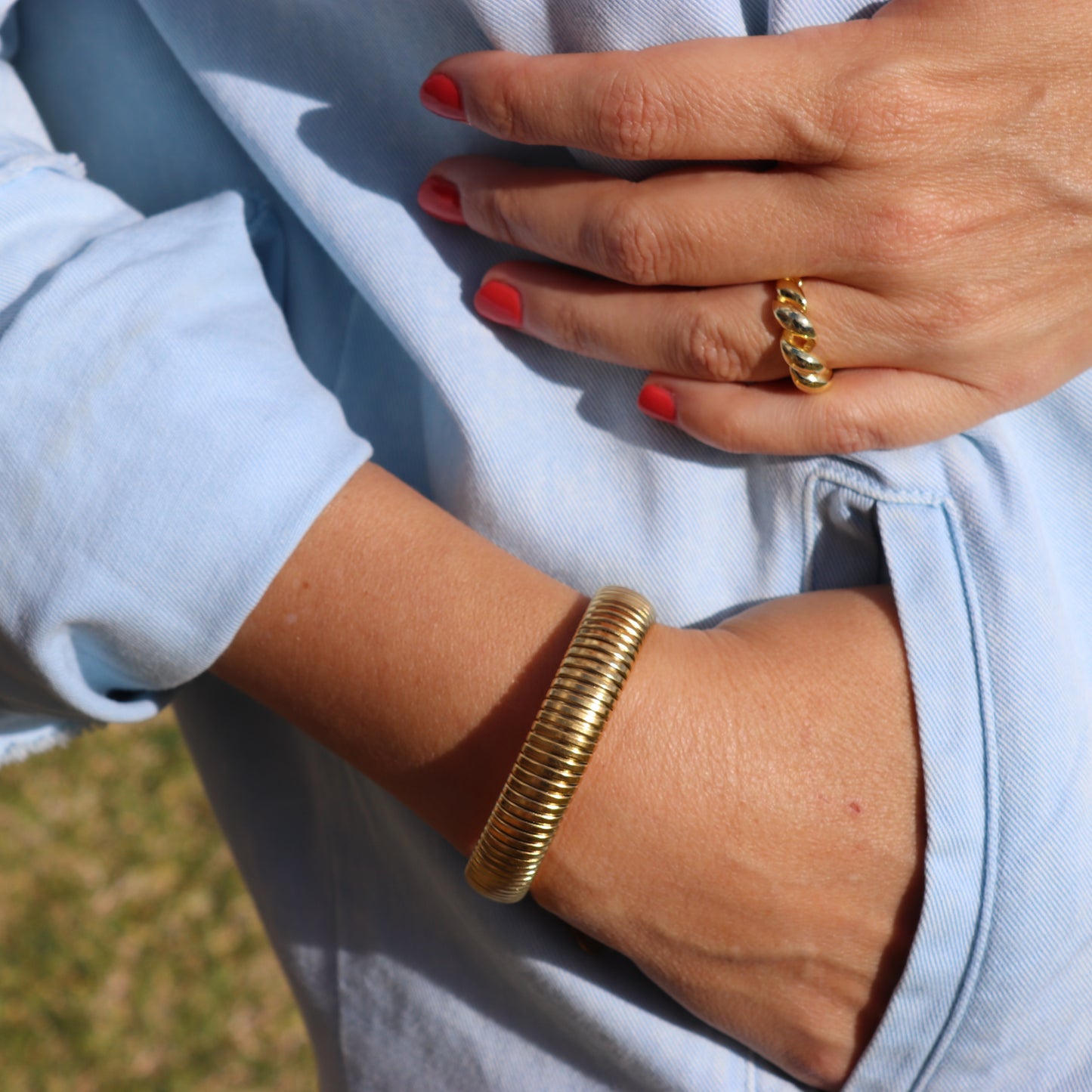 PULSERA CALA. Pulsera ajustable elástica de acero inoxidable bañado en oro