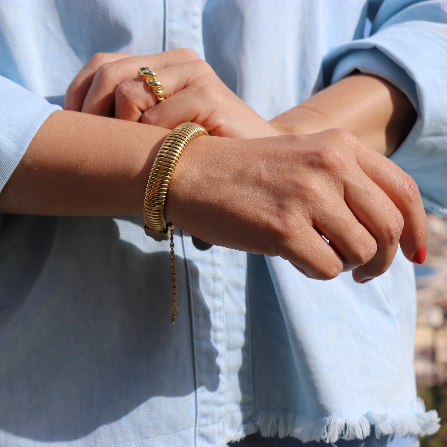 PULSERA CALA. Pulsera ajustable elástica de acero inoxidable bañado en oro