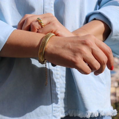 PULSERA CALA. Pulsera ajustable elástica de acero inoxidable bañado en oro