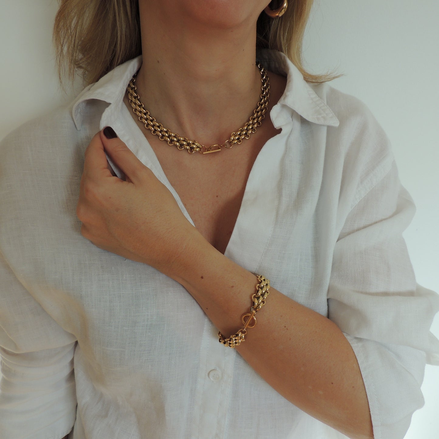 PULSERA NEUS. Pulsera ajustable de acero inoxidable recubierto de titanio