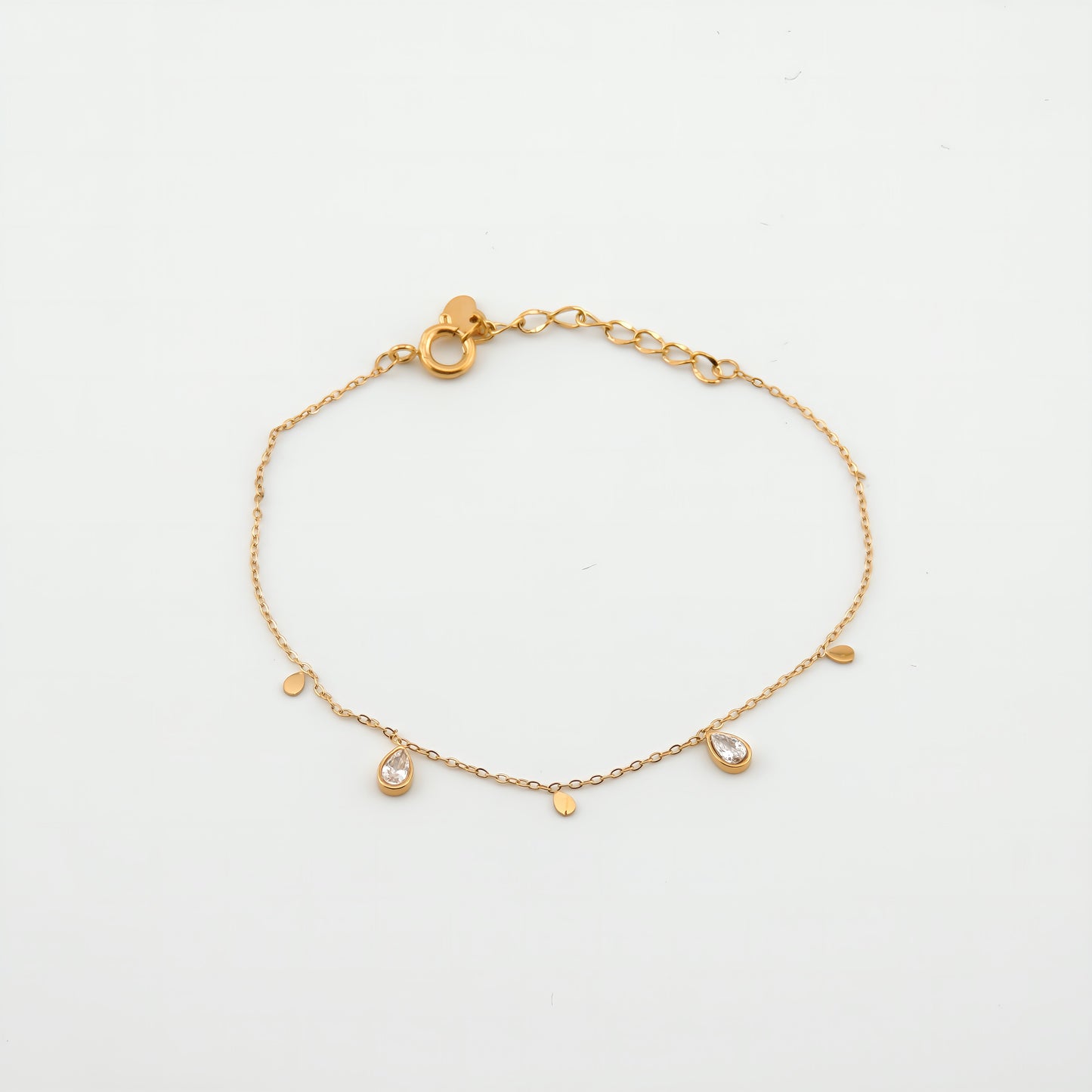 PULSERA NIEVES. Pulsera ajustable de acero inoxidable bañada en oro con adornos de piedras