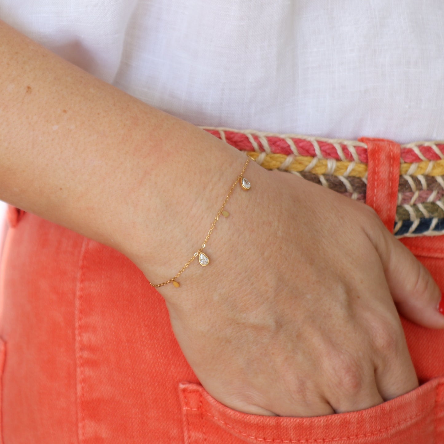 PULSERA NIEVES. Pulsera ajustable de acero inoxidable bañada en oro con adornos de piedras