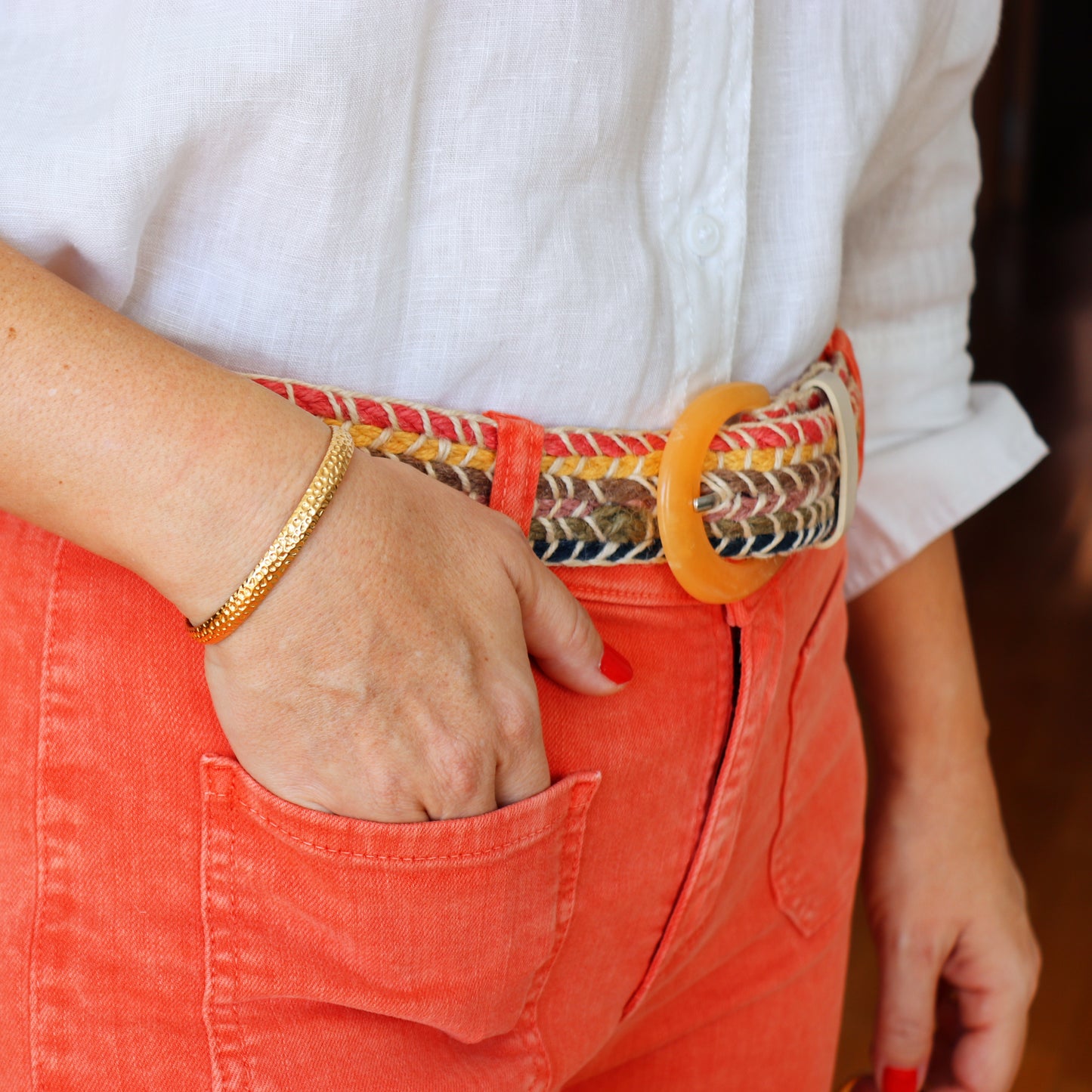 BRAZALETE NINES. Brazalete rígido ajustable de acero inoxidable bañado en oro de 18k