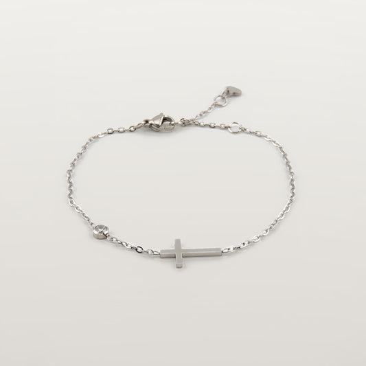 Pulsera ajustable de acero inoxidable en color plata con adorno de cruz