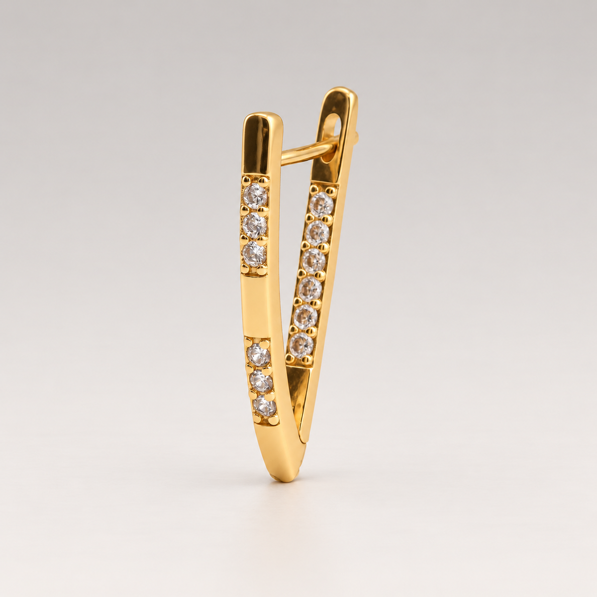 Pendientes de aro con forma de arpa y circonitas en plata de ley 925 bañada en oro de 18K