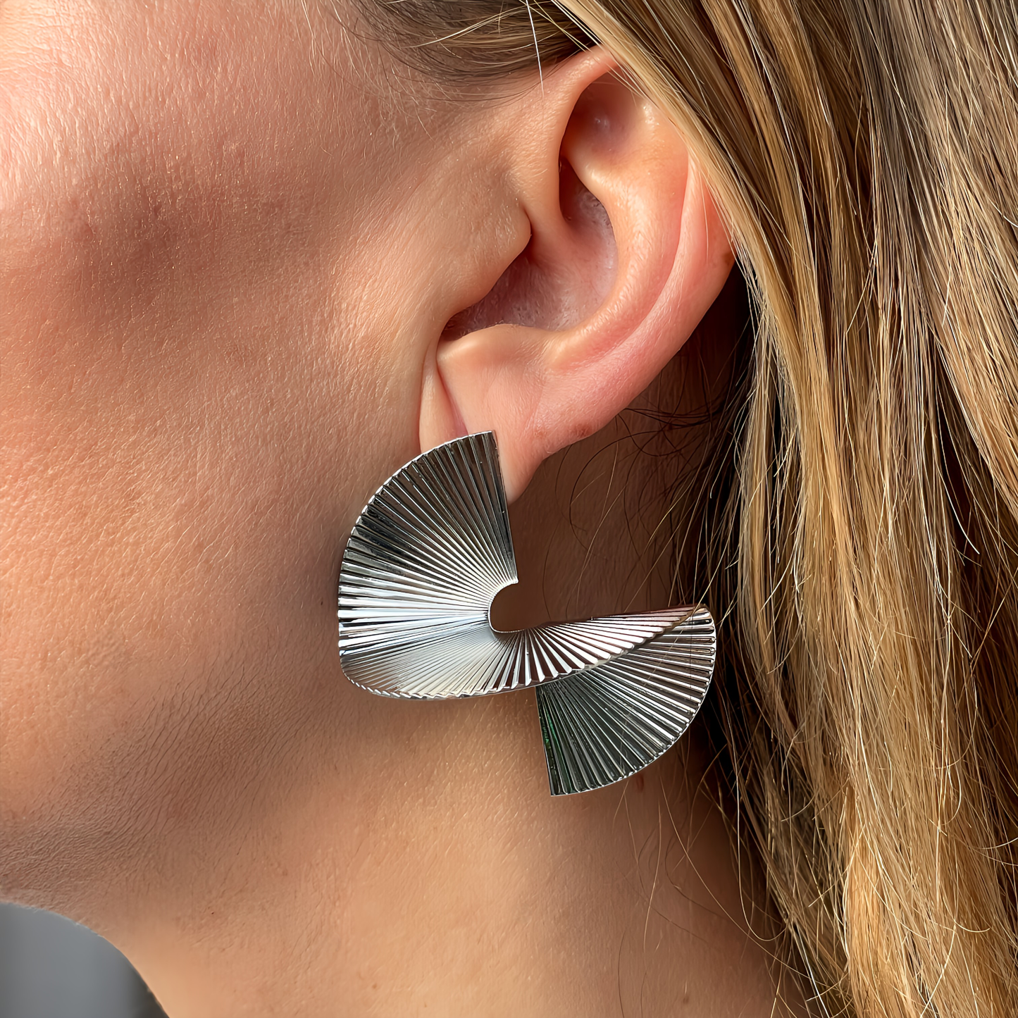 PENDIENTES GEMA. Pendientes en forma de reloj de arena en color plata