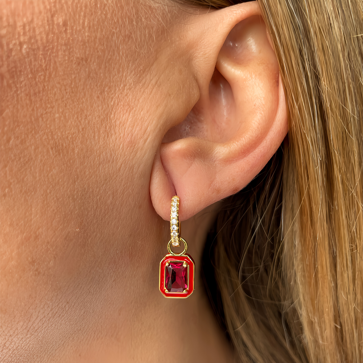 PENDIENTES NORA. Aros en plata de ley 925 bañada en oro y circonitas blancas con piedra en color rojo