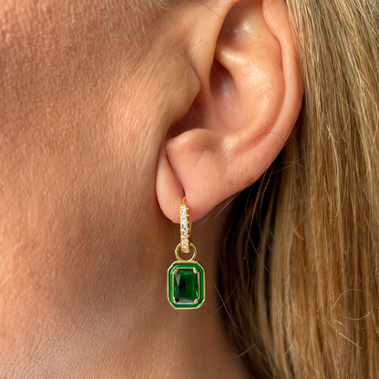 PENDIENTES ROMINA. Aros en plata de ley 925 bañada en oro y circonitas blancas con piedra en color verde