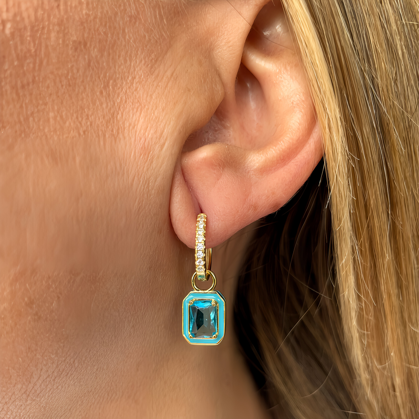 PENDIENTES SACHA. Aros en plata de ley 925 bañada en oro y circonitas blancas con piedra en color aguamarina