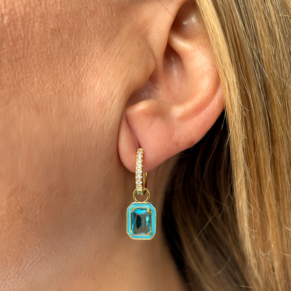 PENDIENTES SACHA. Aros en plata de ley 925 bañada en oro y circonitas blancas con piedra en color aguamarina