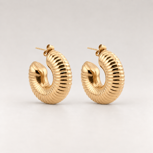 Par de pendientes de aro con relieve de muelle bañados en oro, vistos de frente