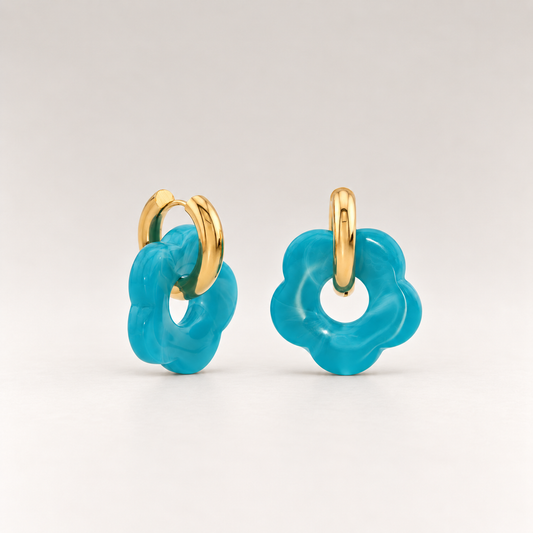 Pendientes de aro de acero bañado en oro de 18K con colgante de flor de acrílico azul turquesa