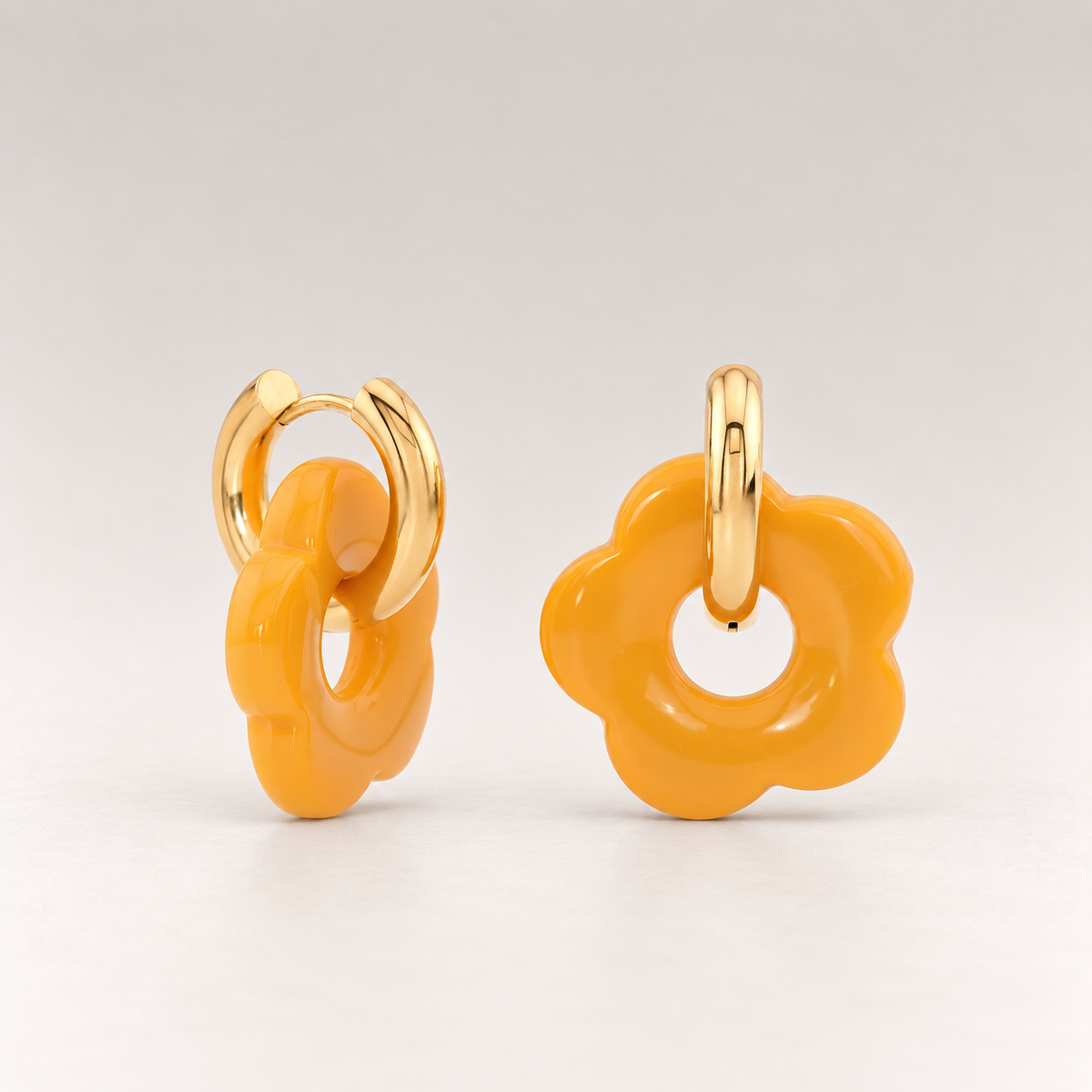 Pendientes de aro de acero bañado en oro de 18K con colgante de flor de acrílico naranja