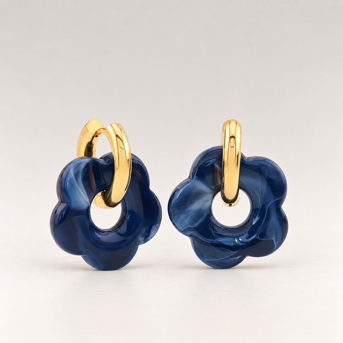 Pendientes de aro de acero bañado en oro de 18K con colgante de flor de acrílico azul cobalto