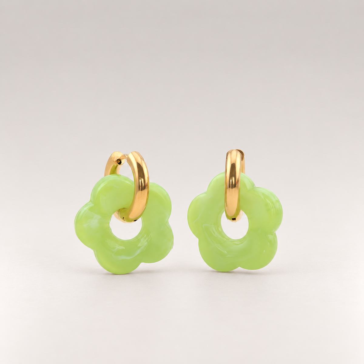 Pendientes de aro de acero bañado en oro de 18K con colgante de flor de acrílico verde lima
