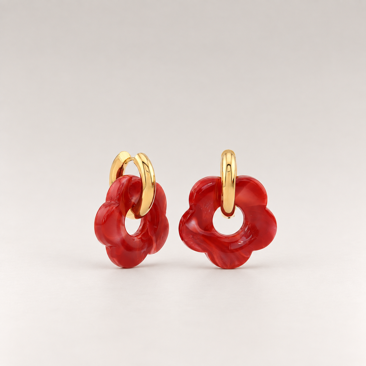 Pendientes de aro de acero bañado en oro de 18K con colgante de flor de acrílico en rojo