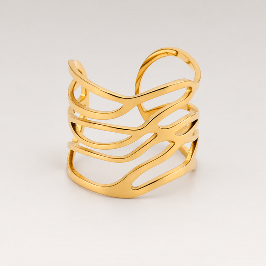 Anillo ancho ajustable de acero inoxidable bañado en oro de 14K con líneas onduladas caladas