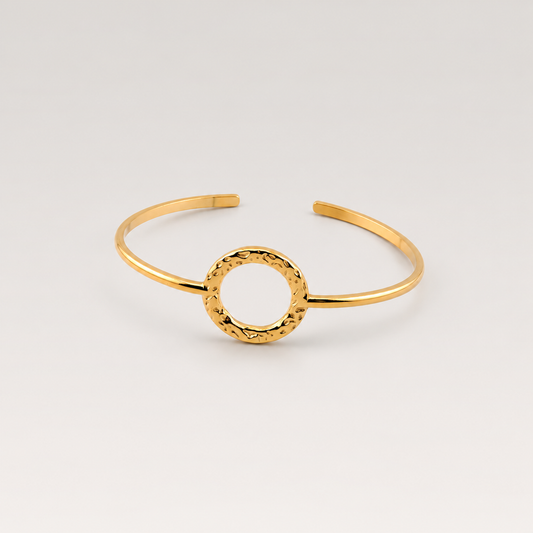 Brazalete rígido abierto de acero inoxidable bañado en oro de 18K con círculo martillado