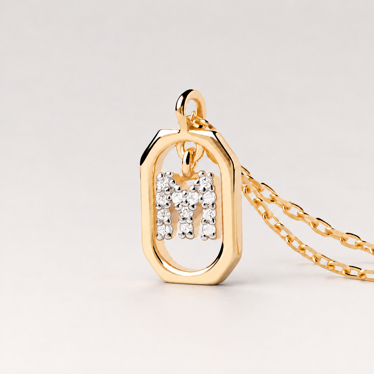 Collar de plata de ley 925 bañada en oro de 18K con inicial M de circonitas en marco calado