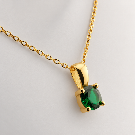 Collar de plata de ley 925 bañada en oro de 18K con colgante de circonita verde, de cerca