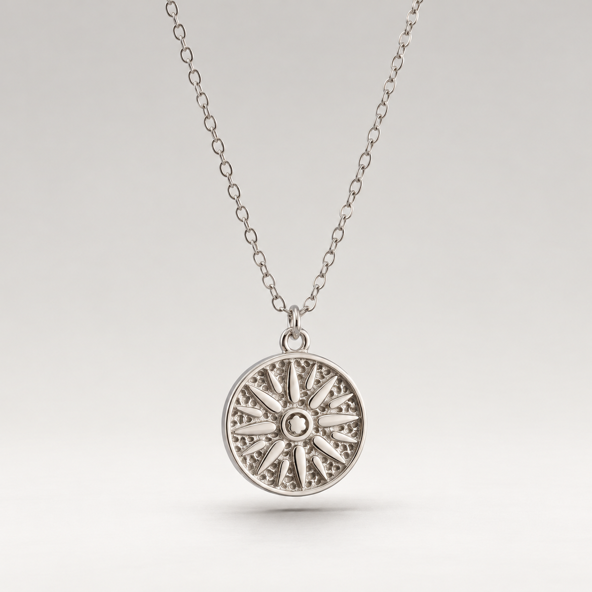 Collar de plata de ley 925 con colgante redondo de sol grabado, de 1,35 cm de diámetro