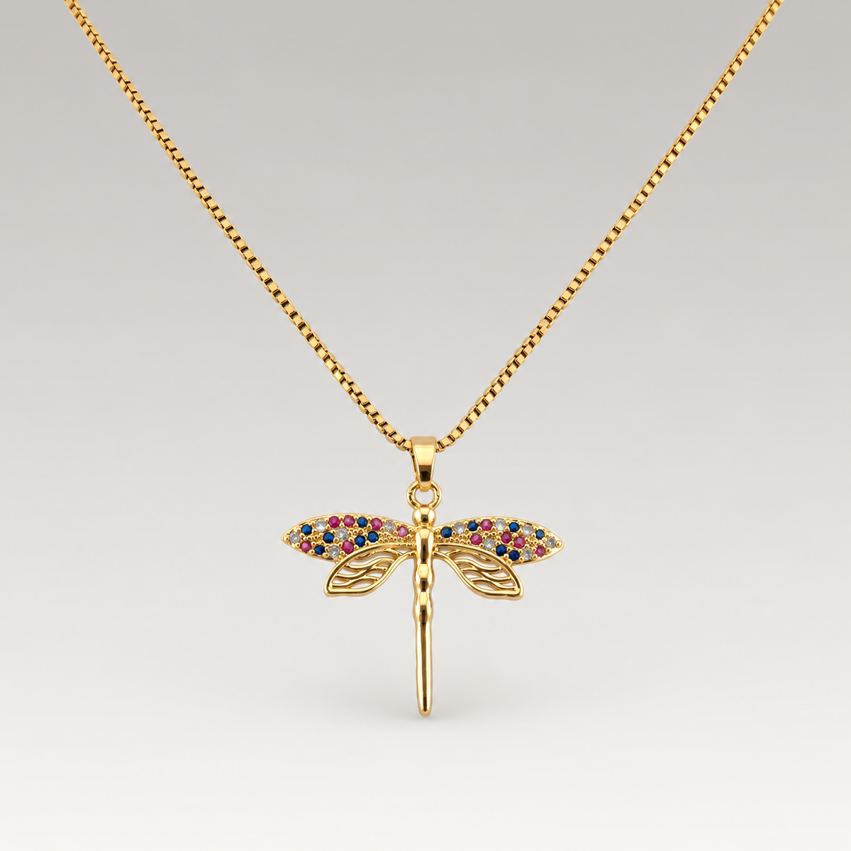 Collar de acero inoxidable bañado en oro de 18K con colgante de libélula de piedras de colores