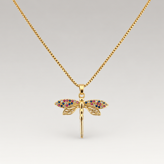 Collar de acero inoxidable bañado en oro de 18K con colgante de libélula de piedras de colores