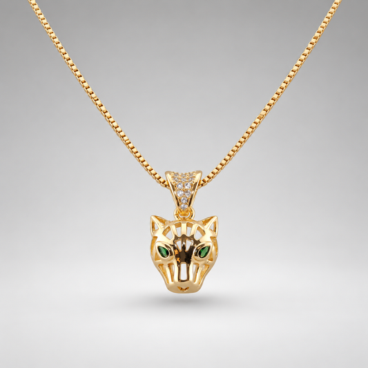 Collar de acero inoxidable bañado en oro de 18K con colgante de cabeza de pantera de ojos verdes