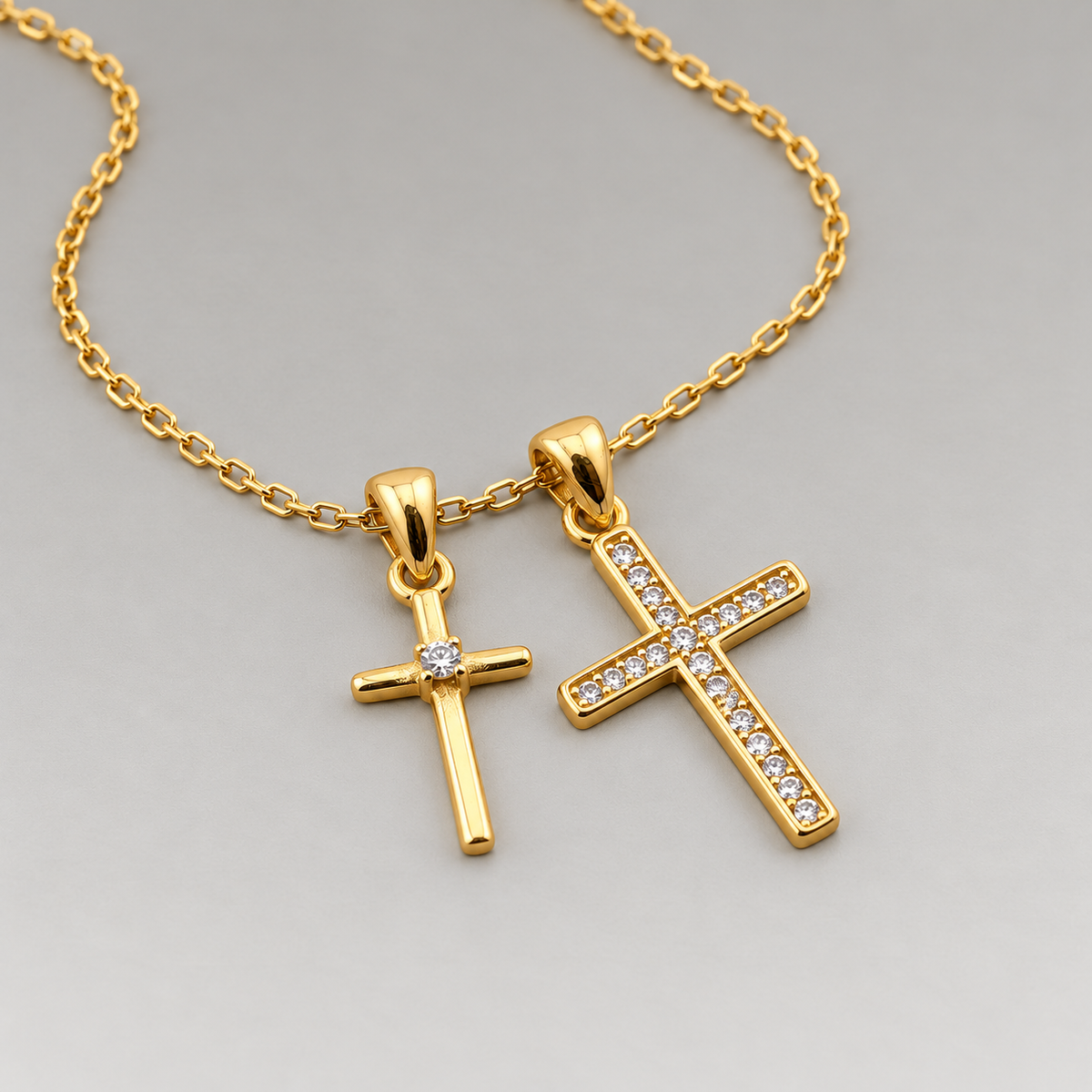 Collar de plata de ley 925 bañada en oro con dos colgantes de cruz, una lisa y otra de circonitas