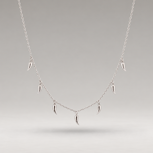 Collar de plata de ley 925 con colgantes pequeños de jalapeño repartidos por la cadena, de 40 cm