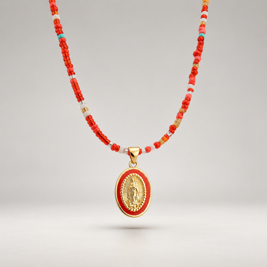 Collar de cuentas de cristal rojas con medalla ovalada de la Virgen esmaltada en rojo, de latón bañado en oro de 18K