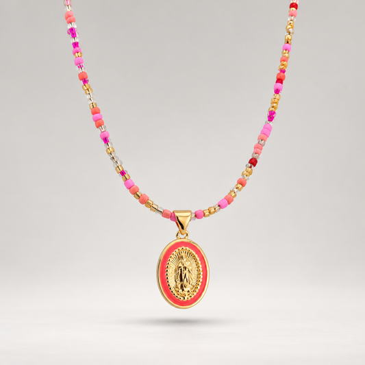 Collar de cuentas de cristal rosas con medalla ovalada de la Virgen esmaltada, de latón bañado en oro de 18K