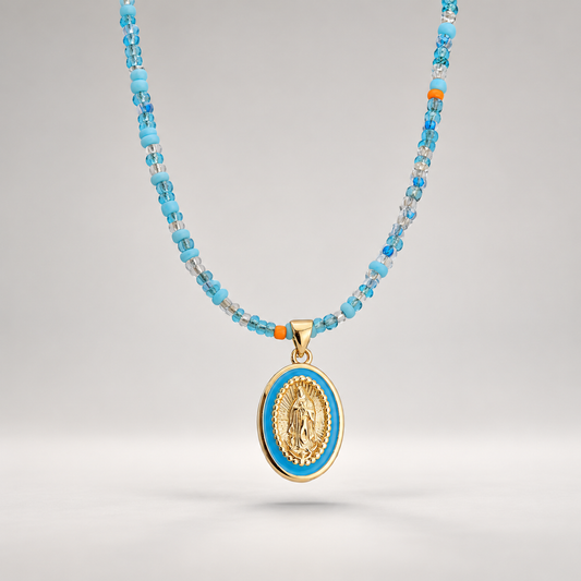 Collar de cuentas de cristal turquesa con medalla ovalada de la Virgen esmaltada en azul, de latón bañado en oro de 18K