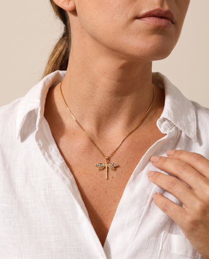 Collar Galatea, cadena dorada con colgante de libélula con circonitas, puesto en el cuello