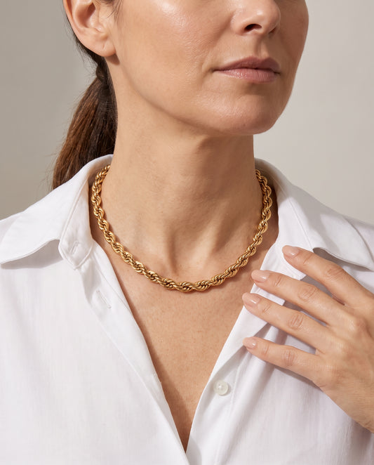 Collar Hazel, cadena de cordón trenzado dorada, puesta en el cuello con camisa blanca
