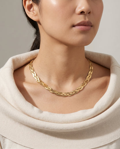 Collar Kalea, cadena plana trenzada dorada, puesta en el cuello con jersey de cuello alto
