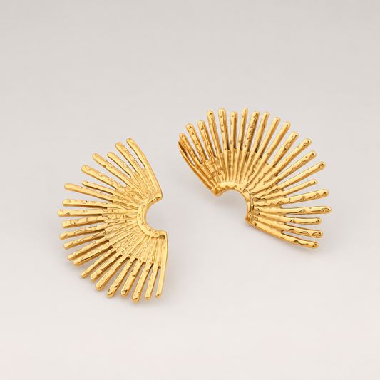 Pendientes grandes en forma de abanico calado de acero inoxidable bañado en oro de 18K
